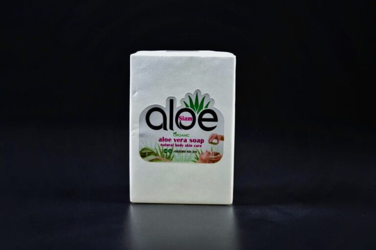 Nous proposons une gamme variée de produits naturels et biologiques : boissons, soupes, shampoings, baumes, gels, savons… Tous sont fabriqués avec amour, dans le respect de l’environnement, à partir d’ingrédients sains et durables.We offer a wide range of natural and organic products: drinks, soups, shampoos, balms, gels, soaps… Each item is lovingly crafted with respect for the environment and made from healthy, sustainable ingredients.我们提供多种天然有机产品：饮品、汤品、洗发水、护肤膏、凝胶、香皂等。 所有产品都以爱心制作，秉持环保理念，采用健康可持续的原料。เรามีผลิตภัณฑ์จากธรรมชาติและออร์แกนิกหลากหลายประเภท เช่น เครื่องดื่ม ซุป แชมพู บาล์ม เจล สบู่ เป็นต้น ทุกชิ้นผลิตด้วยความรัก เคารพธรรมชาติ และใช้วัตถุดิบที่ดีต่อสุขภาพและยั่งยืน