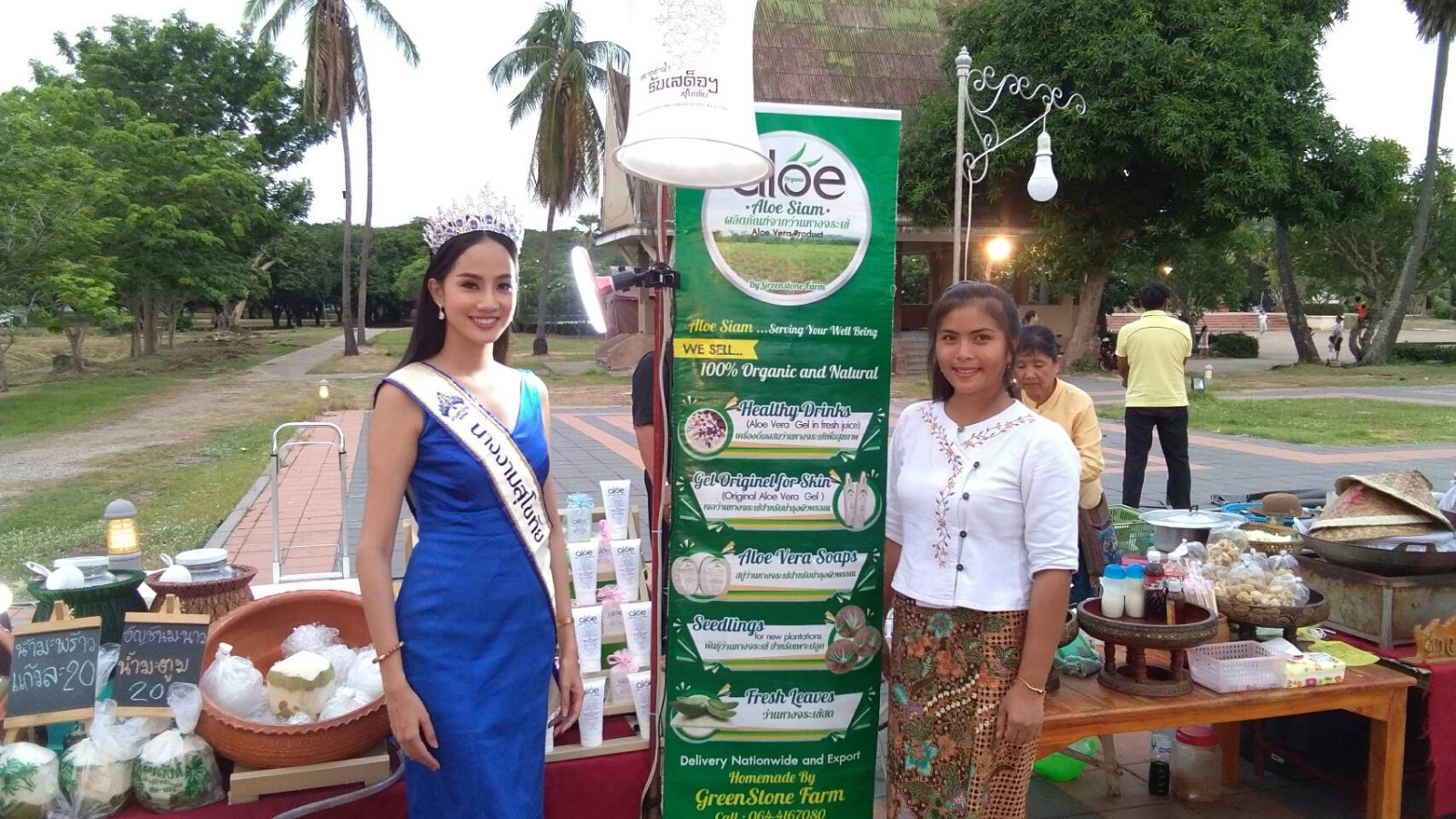 Nous avons eu la chance de rencontrer l’une des Miss Thaïlande, un moment inoubliable empreint de grâce et d’inspiration. Sa présence et son engagement en faveur de la culture et de la nature ont marqué notre équipe.We had the privilege of meeting one of the Miss Thailand titleholders – a truly unforgettable moment full of grace and inspiration. Her presence and her dedication to culture and nature left a lasting impression on our team.我们有幸见到了泰国的一位佳丽,这是一个充满优雅与启发的难忘时刻。 她对文化和自然的热情给我们的团队留下了深刻印象。พวกเรารู้สึกเป็นเกียรติอย่างยิ่งที่ได้พบกับหนึ่งในมิสไทยแลนด์ เป็นช่วงเวลาที่น่าประทับใจและเต็มไปด้วยแรงบันดาลใจ การมีตัวตนและความมุ่งมั่นของเธอในการส่งเสริมวัฒนธรรมและธรรมชาติสร้างความประทับใจให้กับทีมของเรา