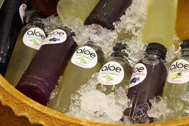 Découvrez notre boisson rafraîchissante à base d’aloe vera, déclinée en différentes saveurs naturelles selon les saisons. Une façon saine et gourmande de se reconnecter au rythme de la nature tout au long de l’année.Discover our refreshing aloe vera drink, available in different natural flavors depending on the season. A healthy and delicious way to stay in tune with nature all year round.品尝我们清爽的芦荟饮品,根据季节推出多种天然口味。 是一种健康又美味的方式,让你在一年四季中与自然节奏保持同步。ลองลิ้มรสเครื่องดื่มว่านหางจระเข้ของเรา ที่มีรสชาติธรรมชาติหลากหลายตามฤดูกาล เป็นวิธีที่ดีต่อสุขภาพและอร่อยในการเชื่อมโยงกับธรรมชาติตลอดทั้งปี